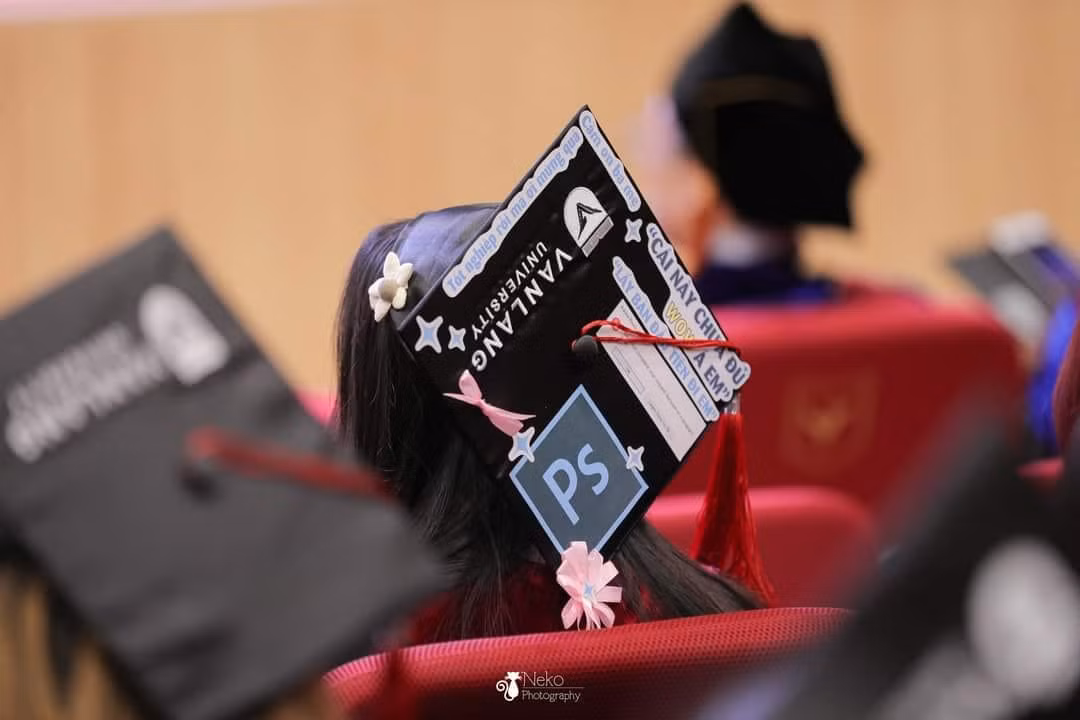 Đây có lẽ là chiếc mũ của một sinh viên theo học ngành thiết kế đồ họa.