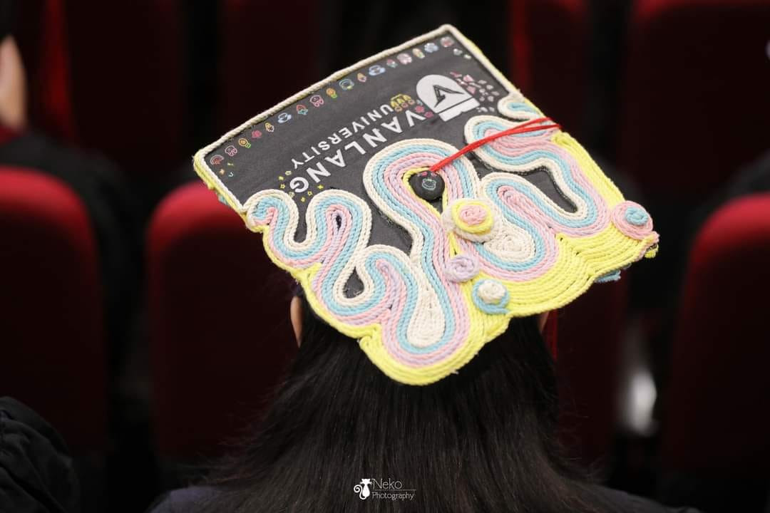 Các chất liệu được dùng trang trí mũ cũng rất đa dạng, từ len, vải, giấy, xốp...