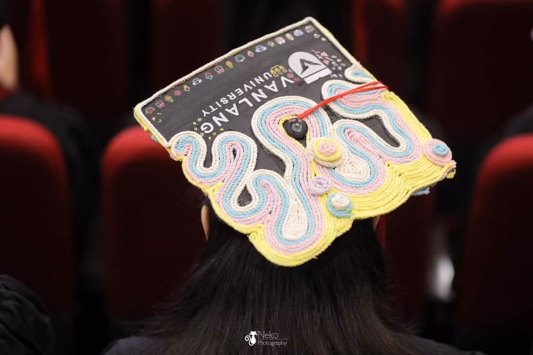 Các chất liệu được dùng trang trí mũ cũng rất đa dạng, từ len, vải, giấy, xốp...