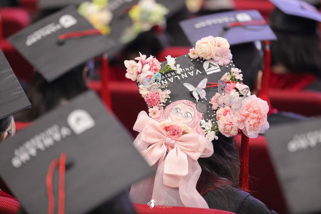 Chiếc mũ được trang trí hoa này chắc là của một cô bạn bánh bèo nào đấy.