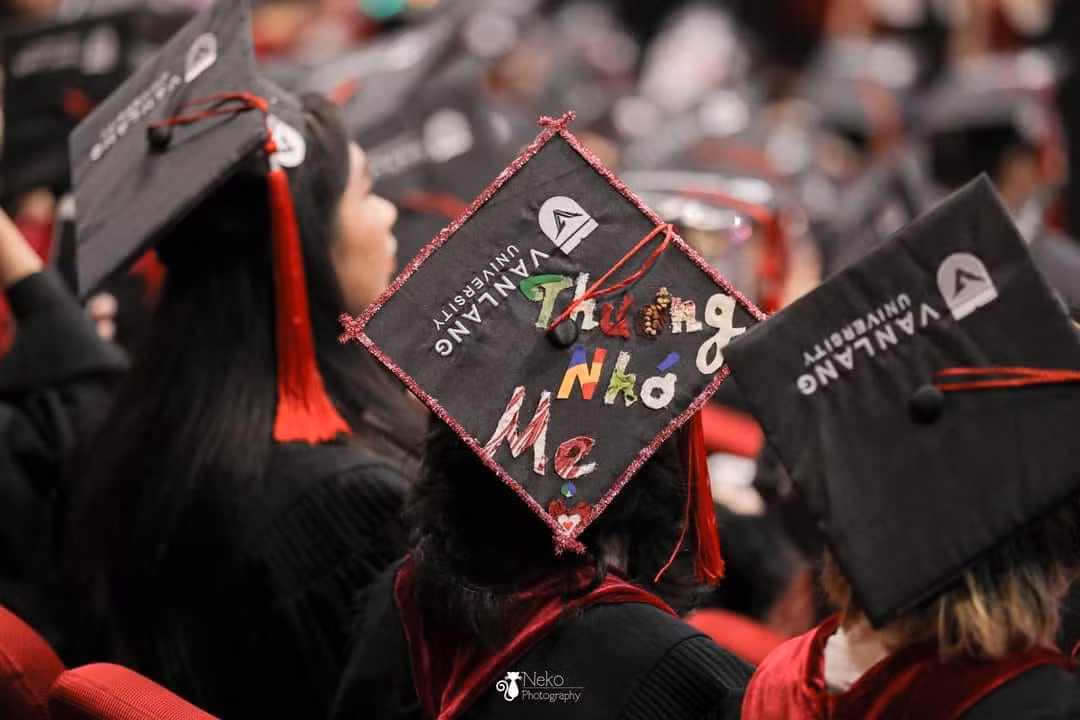 Mới đây, hình ảnh về lễ tốt nghiệp một trường đại học khiến netizen không ngừng trầm trồ bởi những chiếc mũ cử nhân vô cùng độc đáo.