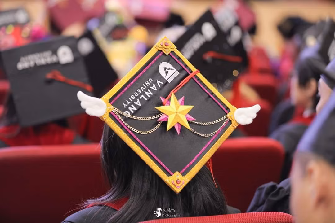 Những chiếc mũ cử nhân độc đáo khiến buổi tốt nghiệp thêm màu sắc.