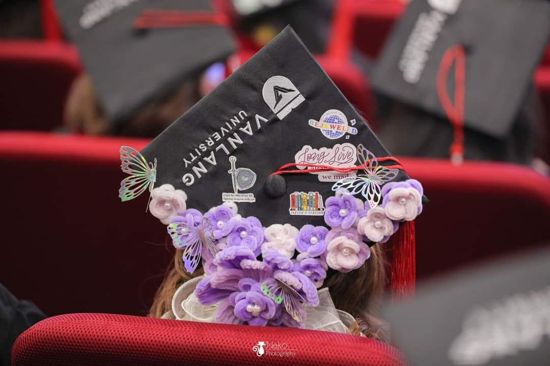 Mũ được trang trí bởi những bông hoa làm từ que len.