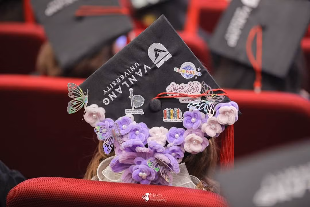 Mũ được trang trí bởi những bông hoa làm từ que len.