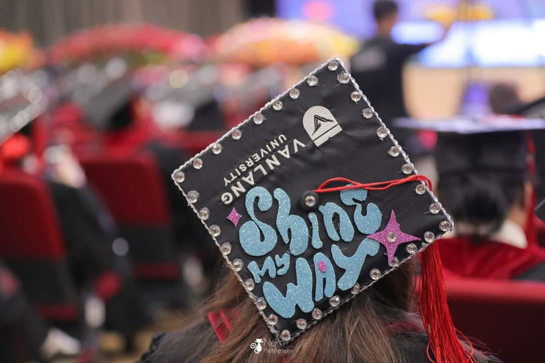 Nhiều sinh viên ghi những dòng chữ thể hiện mong ước cá nhân lên mũ.