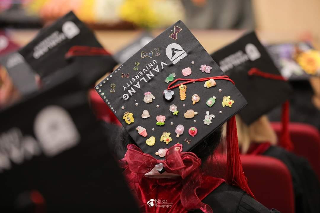 Bên cạnh trang trí mũ, nhiều bạn còn "tranh thủ" thể hiện bản thân bằng nhiều cách khi lên nhận bằng tốt nghiệp như nhảy, catwalk.