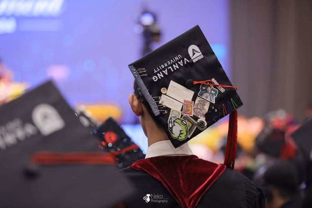 Nhiều sinh viên bày tỏ rất thích thú với cách làm của nhà trường, việc cho sinh viên trang trí mũ tự do giúp sinh viên lưu lại những kí ức đẹp đẽ thời thanh xuân.