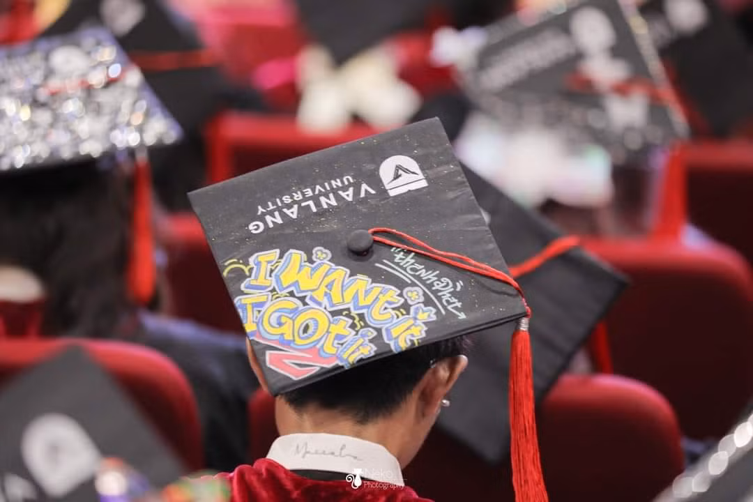 Việc sinh viên được tự do trang trí mũ tốt nghiệp đã được nhà trường cho phép từ nhiều năm trước.