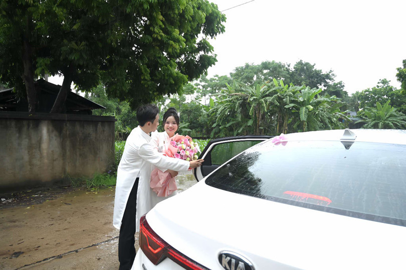 Clip thu hút hơn 100 nghìn lượt thích, hàng nghìn lượt “thả tim” và bình luận quan tâm. Dân mạng để lại nhiều bình luận: “Đúng chất đám cưới quê, vui vẻ, đáng nhớ”, "dù di chuyển bằng phương tiện bất đắc dĩ nhưng ai cũng cười vui vẻ, không khó chịu tí nào".