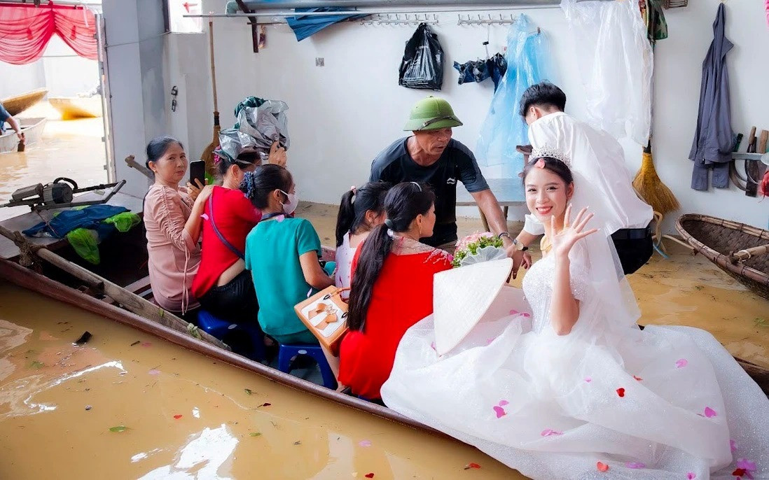 Trước đó, một đám cưới cô dâu Thái Bình được chú rể rước bằng thuyền, phao tự chế cũng khiến nhiều người quan tâm.