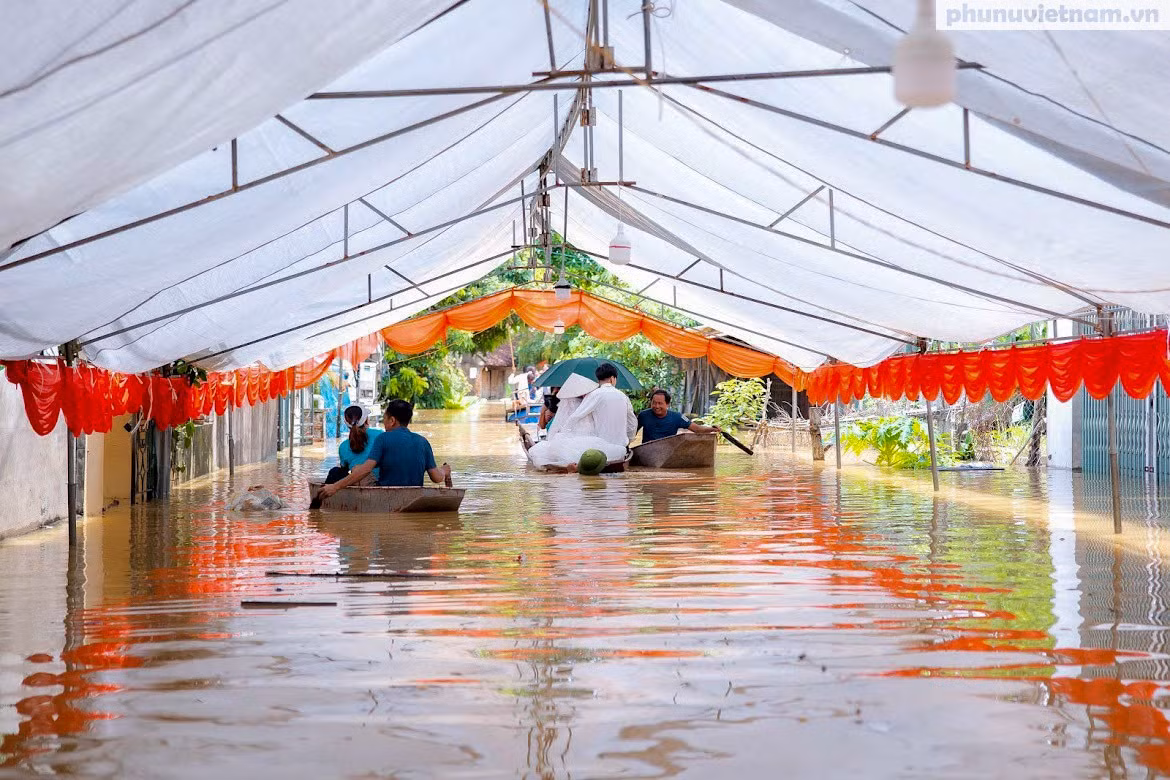 Đoàn nhà trai đón dâu từ huyện Vũ Thư (Thái Bình) đến địa điểm cây đa đầu đê thuộc thôn Nhân Lý thì dừng lại. Quãng đường từ cây đa đến nhà trai dài khoảng 500-600m, nước ngập có đoạn lút đầu người, mọi người phải dùng thuyền, phao nổi tự chế di chuyển.
