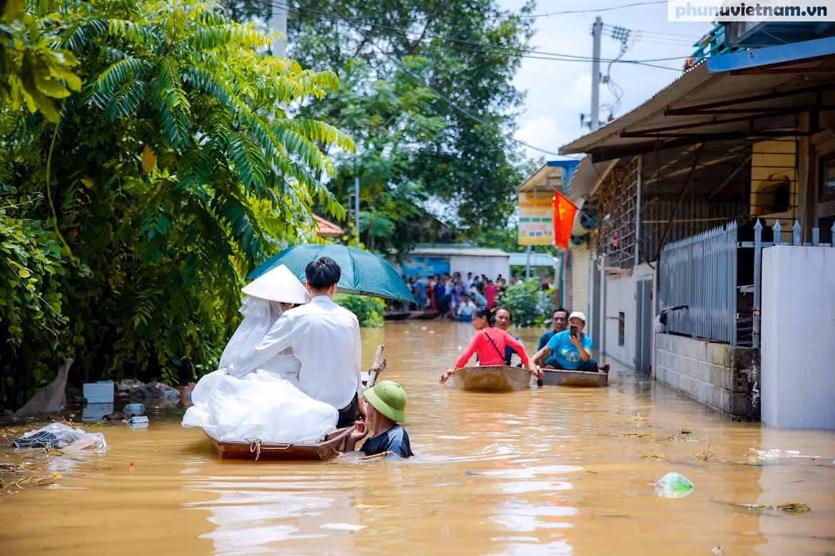 Đây chắc chắn là kỉ niệm không bao giờ quên được của cô dâu chú rể cũng như quan khách tham dự đám cưới.