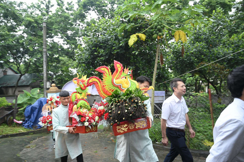 Được biết, cô dâu, chú rể trong đám hỏi đặc biệt là Đào Quang Hiếu (sinh năm 2001, quê ở xã Tam Quan, huyện Tam Đảo, tỉnh Vĩnh Phúc) và Nguyễn Thanh Hoa (sinh năm 2004, quê ở xã Xuân Hòa, huyện Lập Thạch, tỉnh Vĩnh Phúc).