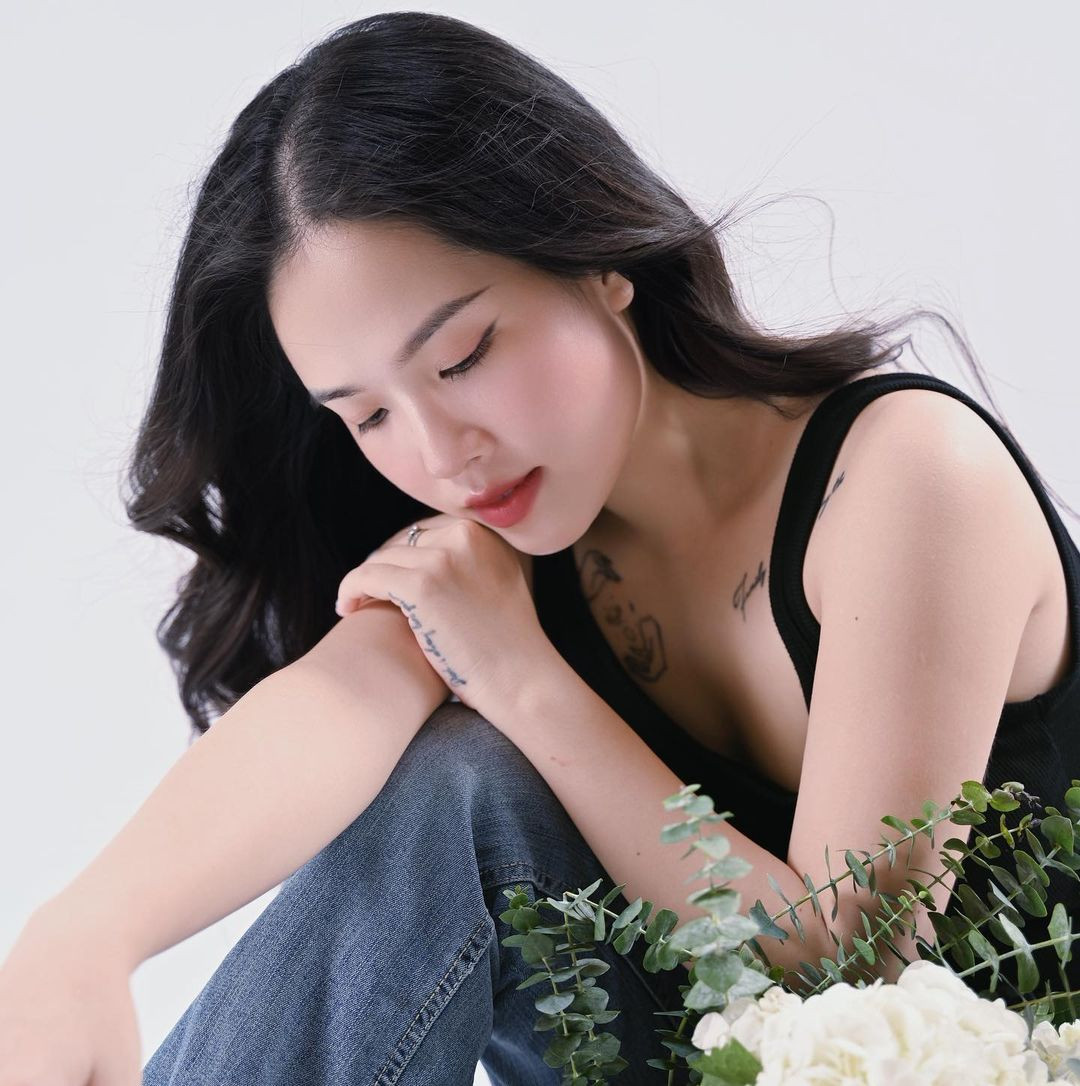 Đi kèm với những bức ảnh chân dung của bản thân, hotgirl gốc Nghệ An còn để lại dòng caption: "Chúng ta luôn tìm kiếm điều tuyệt vời cho mai sau. Mà lại quên mất hôm nay cũng là một ngày thật đẹp".