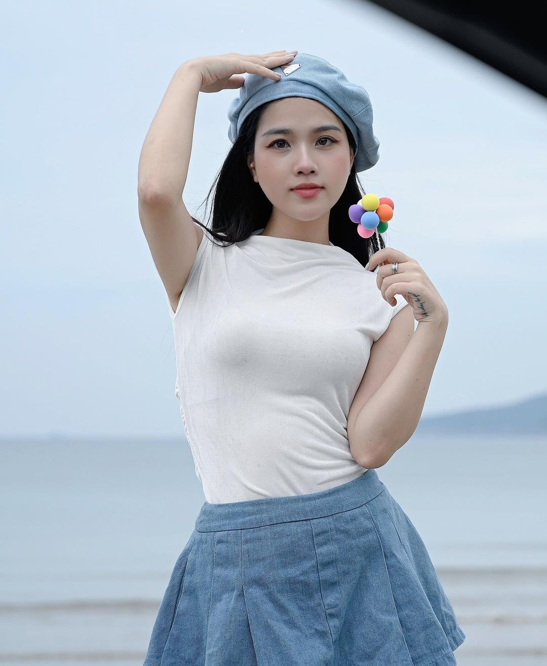 Huyền My vẫn giữ được làn da trắng mịn màng.