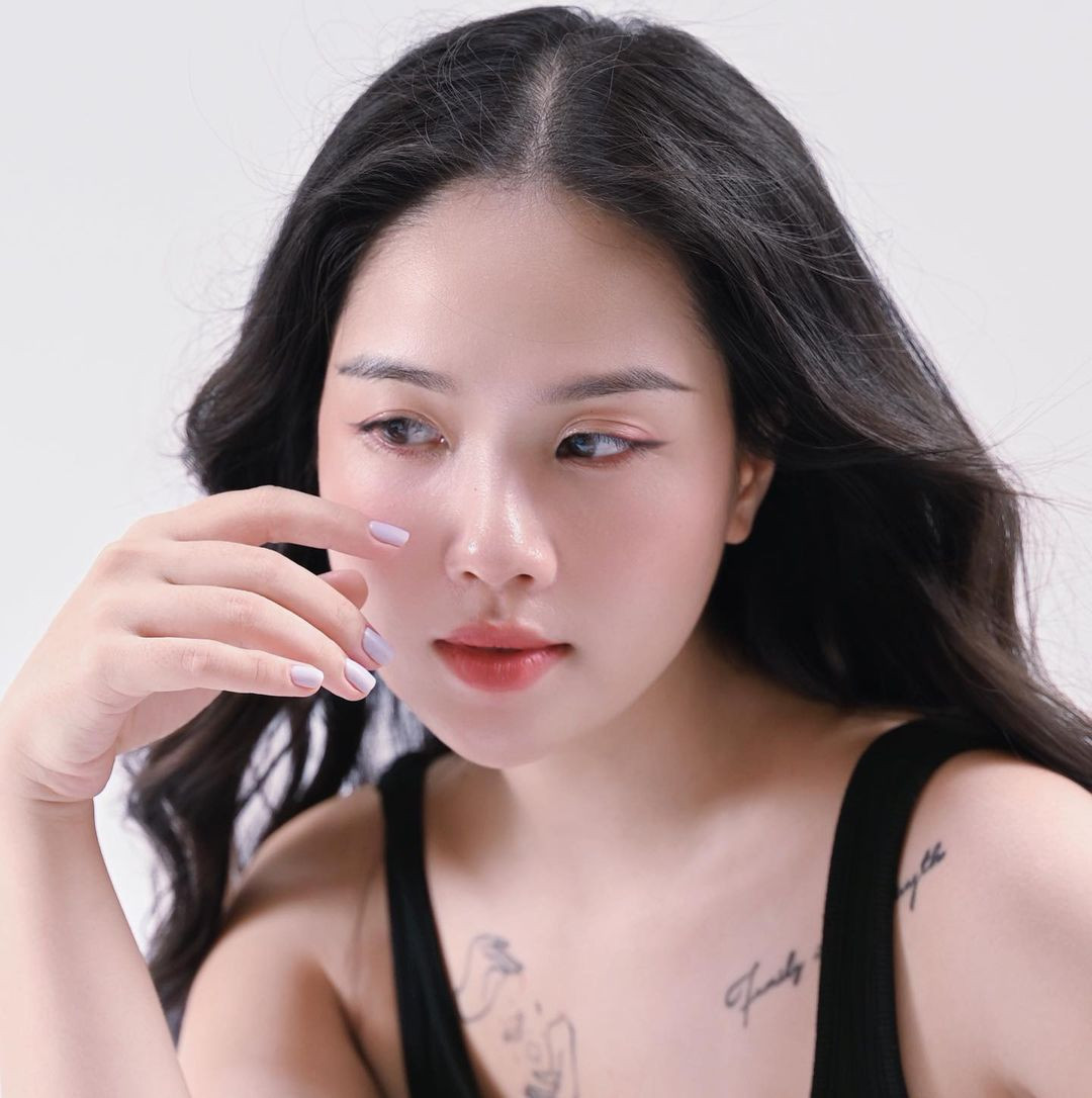 Qua nhiều khoảnh khắc được chia sẻ cho thấy "cô chủ tiệm nail" được chồng diễn viên cưng chiều hết mực.