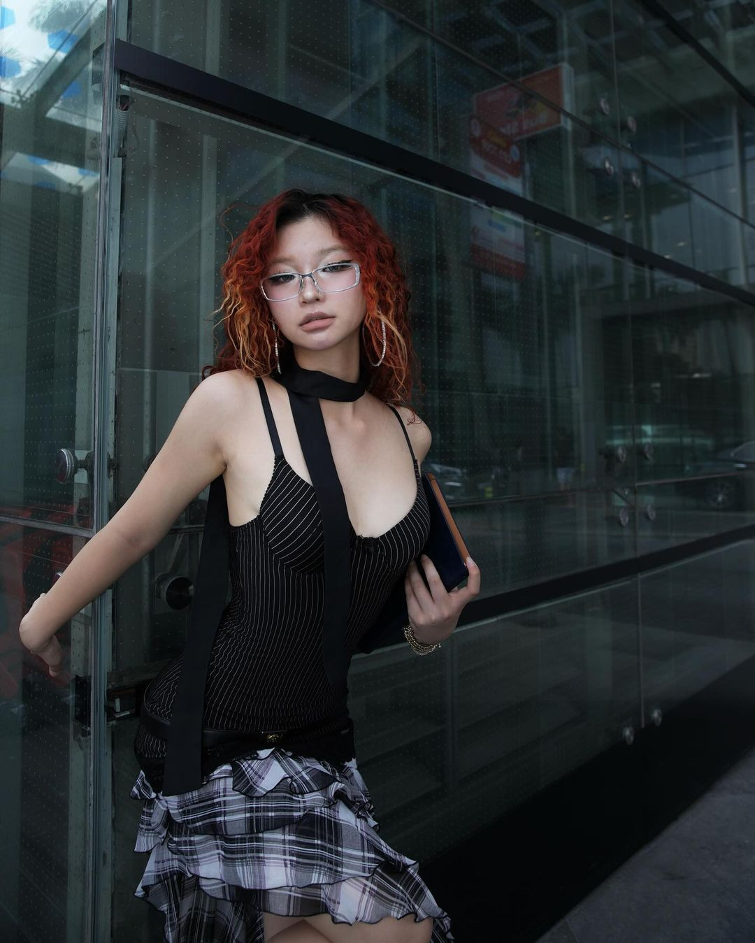 Cô nàng sở hữu mái tóc xù hippie siêu cool ngầu, luôn diện đồ theo style Y2K, khoe trọn những điểm mạnh hình thể.