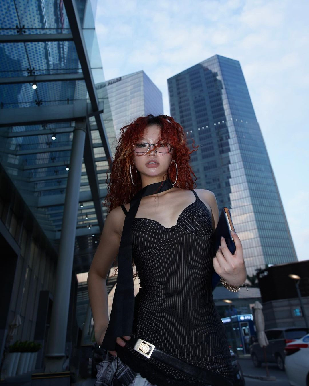 Ngoài sự uyển chuyển, dẻo dai hay khi thì dứt khoát, năng động trong phong cách nhảy, Hoa Xù còn được khen bởi nhan sắc cực slay.