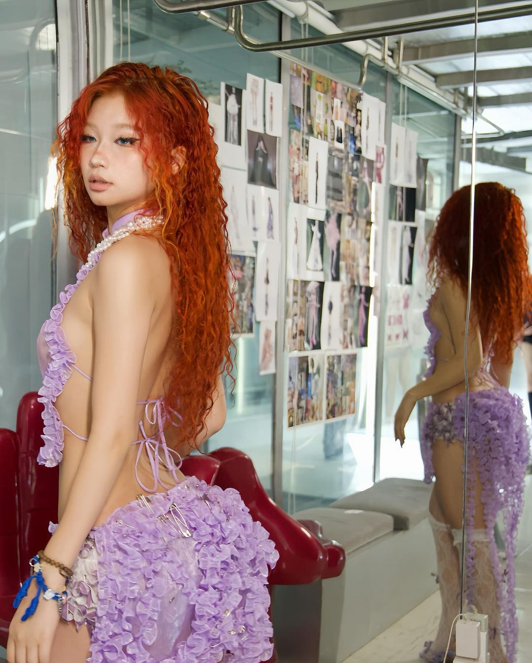 Hoa Xù bắt đầu được nhiều người biết đến với đoạn clip nhảy cùng người bạn Chí Hiển. Chỉ sau 1 đêm, cô nàng bỗng trở nên viral, thành cái tên được netizen tìm kiếm vì từ vũ đạo đến visual đều chất.