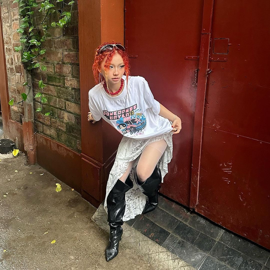 Do đó ngoài ngắm Hoa Xù nhảy, nhiều bạn còn liên tục hỏi thông tin về những trang phục mà cô nàng diện vì quá ấn tượng, hút mắt.