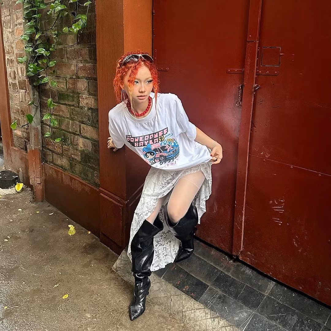 Do đó ngoài ngắm Hoa Xù nhảy, nhiều bạn còn liên tục hỏi thông tin về những trang phục mà cô nàng diện vì quá ấn tượng, hút mắt.