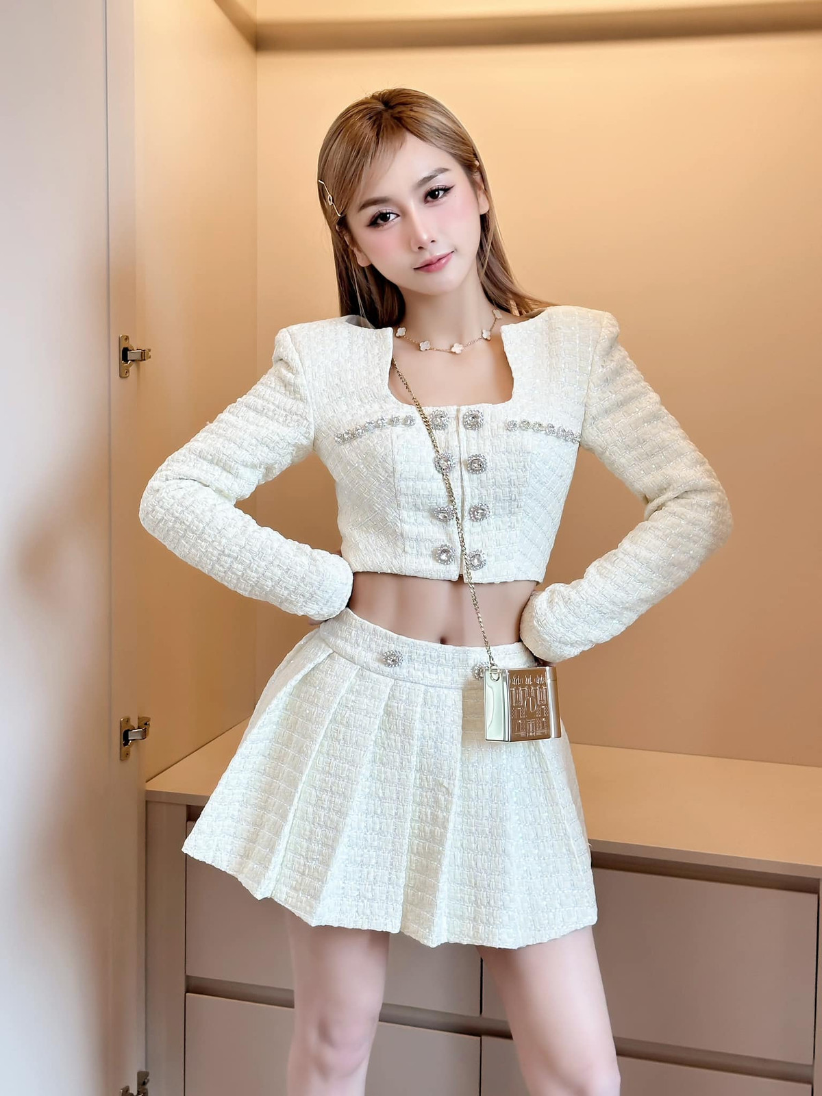 “Tôi đang sắp xếp lại thời gian biểu của mình. Tôi muốn dành nhiều thời gian để học những thứ mình thích, còn thiếu. Tôi cũng đang tập tành kinh doanh, đầu tư”, Quỳnh Nhi tiết lộ kế hoạch sắp tới của bản thân.