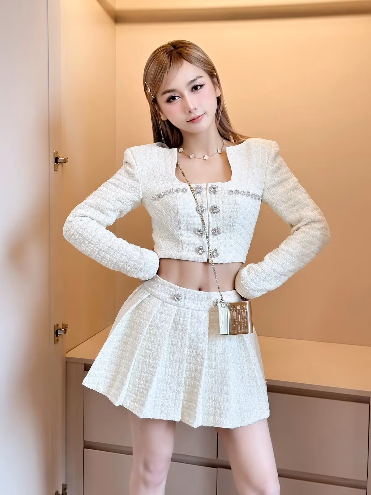 “Tôi đang sắp xếp lại thời gian biểu của mình. Tôi muốn dành nhiều thời gian để học những thứ mình thích, còn thiếu. Tôi cũng đang tập tành kinh doanh, đầu tư”, Quỳnh Nhi tiết lộ kế hoạch sắp tới của bản thân.