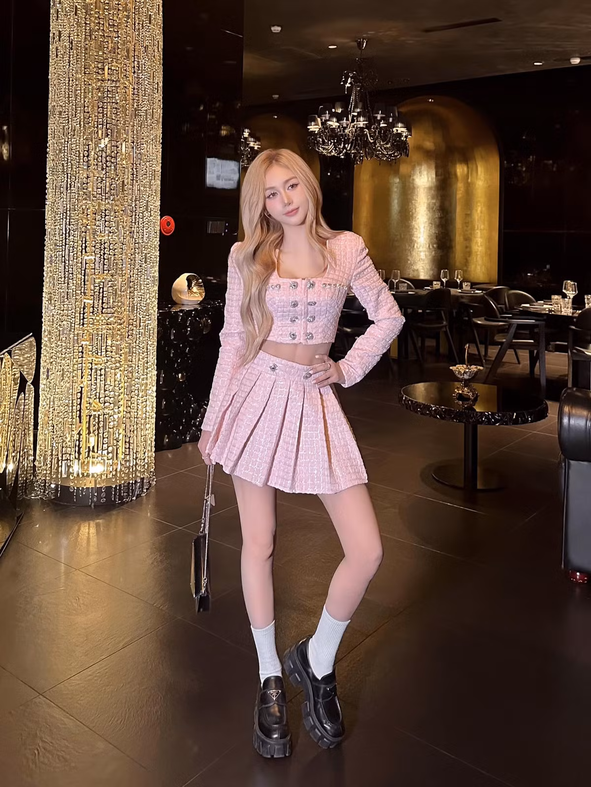 “Tôi thích Muay từ nhỏ qua các bộ phim nên cứ có thời gian rảnh là đi tập. Tôi bắt đầu tập Muay từ khi còn đi du học ở nước ngoài. Các HLV ngoại quốc khá là vui tính nên học hoài cũng không thấy chán. Sau khi trở về Việt Nam, tôi tập luyện dưới sự hướng dẫn của nữ võ sĩ nổi tiếng từng 3 lần vô địch thế giới Nguyễn Thị Thanh Trúc”, Quỳnh Nhi chia sẻ.