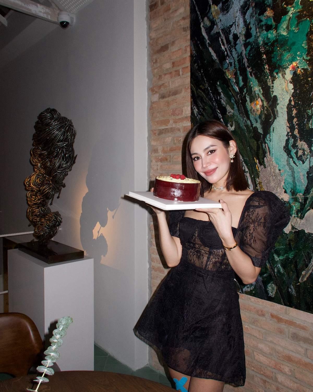 Kèm theo hình ảnh là dòng trạng thái khá cảm xúc: “Dù ai nói ngả nói nghiêng, tui chơi đến nỗi chuột rút ngay giữa livestream là biết chơi như nào rồi đó… Người ngợm ướt nhẹp chơi 7-8 tiếng 1 ngày giữa trời nóng 40 độ thì mặc gì đây? Vừa lòng bản thân đã khó nên không thể làm làm vừa lòng thiên hạ nữa đâu”.