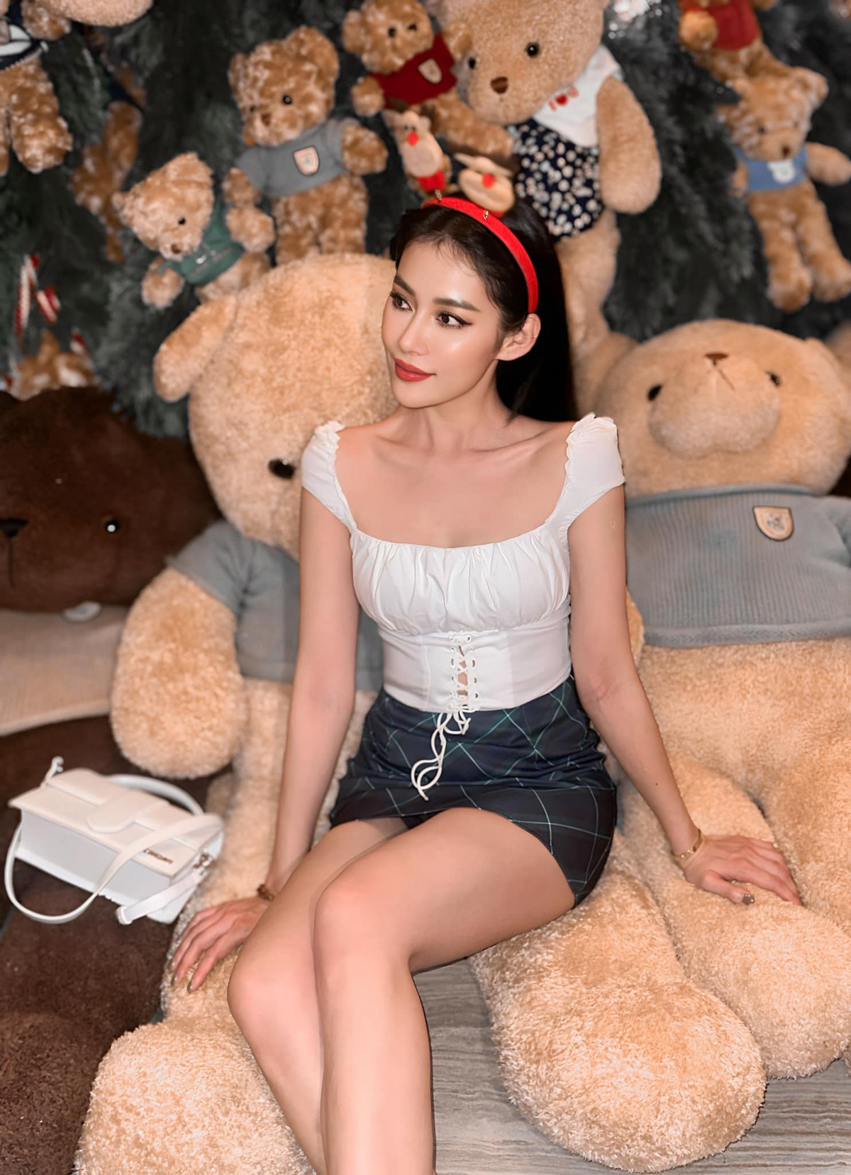 Bài đăng của cô nàng cũng nhanh chóng thu hút hang trăm nghìn lượt xem, hàng chục nghìn lượt thích cũng như bình luận. Các diễn đàn mạng cũng chụp màn hình nguyên văn trạng thái của người đẹp 9x để cùng bày tỏ quan điểm.