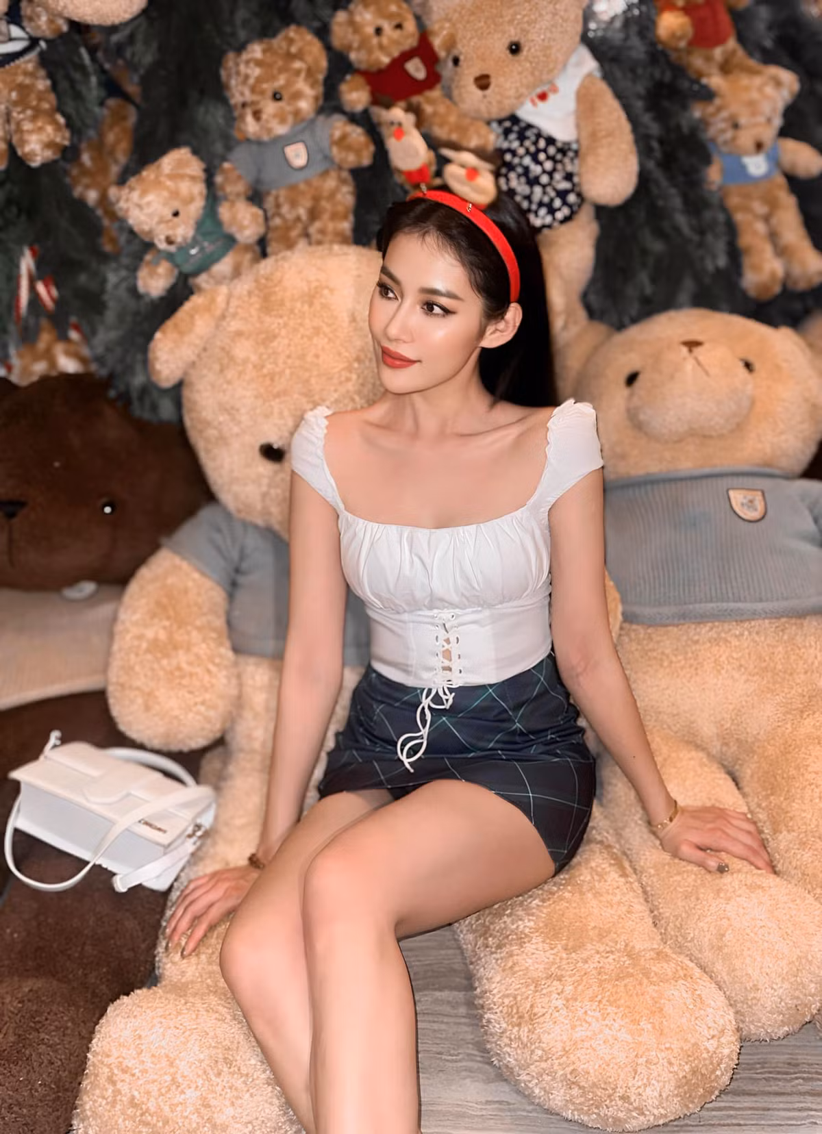 Bài đăng của cô nàng cũng nhanh chóng thu hút hang trăm nghìn lượt xem, hàng chục nghìn lượt thích cũng như bình luận. Các diễn đàn mạng cũng chụp màn hình nguyên văn trạng thái của người đẹp 9x để cùng bày tỏ quan điểm.