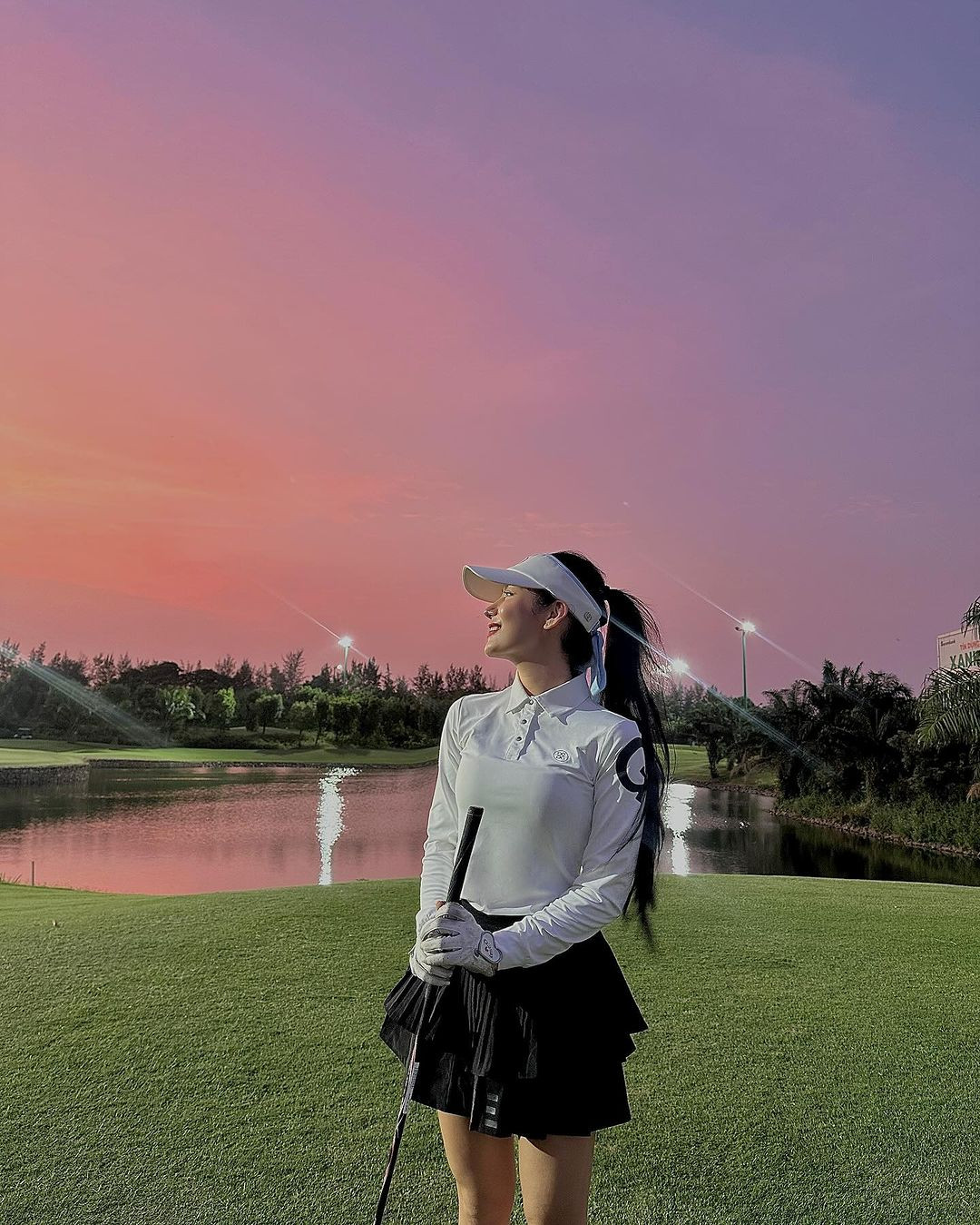 Ngoài pickleball, cô nàng cũng tham gia khá nhiều môn thể thao khác như môn được mệnh danh cho giới nhà giàu golf, tennis, cầu lồng.