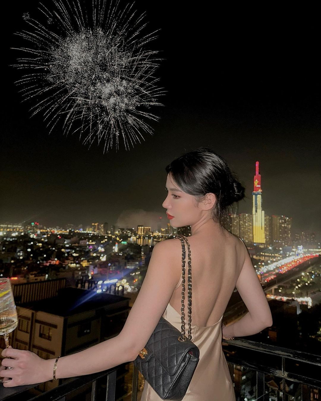 Người đẹp Hà thành đã là "phú bà" với cuộc sống sang chảnh, thường check-in ở những địa điểm xa hoa. Cô nàng cũng thường xuất hiện tại các sự kiện thời trang với vai trò người mẫu/ KOL. (Ảnh: IGNV)