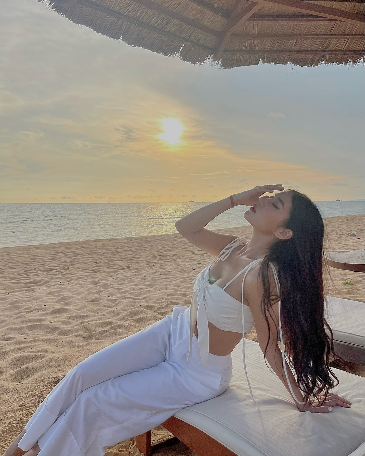 Từ động thái này của người đẹp 9X, cộng đồng mạng lập tức chia thành 2 phe: 1 phe cho rằng Milan Phạm mặc hở không cần thiết, phe còn lại ủng hộ với cách mặc đẹp của cô nàng.