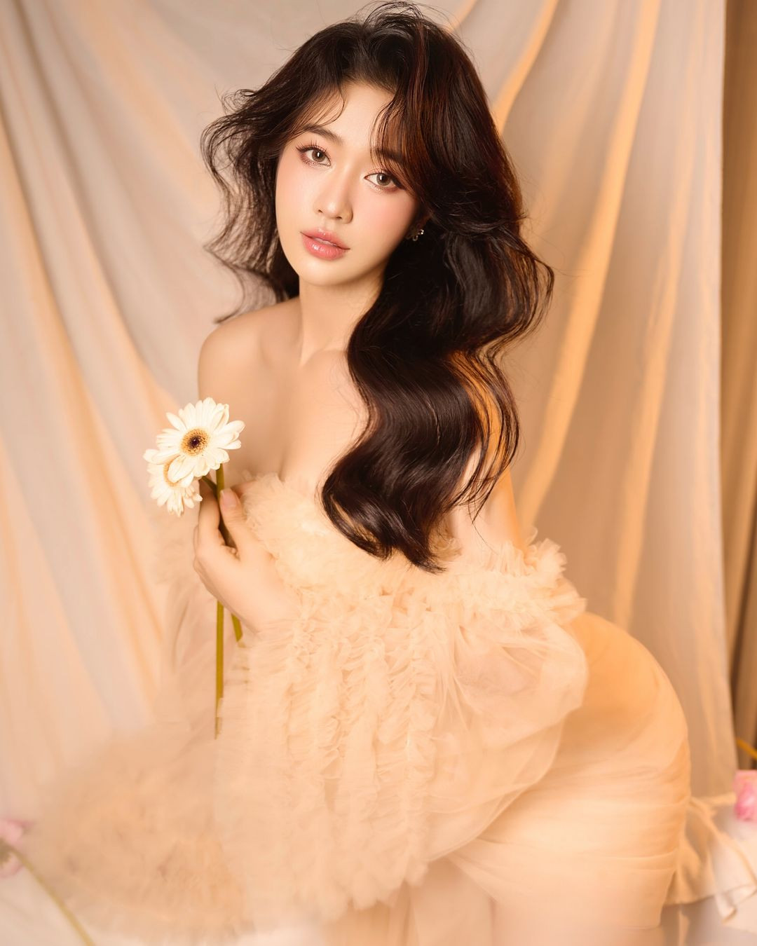 Tham gia chương trình này, người đẹp Quảng Ninh đại diện cho đội tuyển Đức. Nhờ nhan sắc ngọt ngào và vóc dáng siêu gợi cảm, Hằng Habi nhận được sự chú ý của nhiều người.