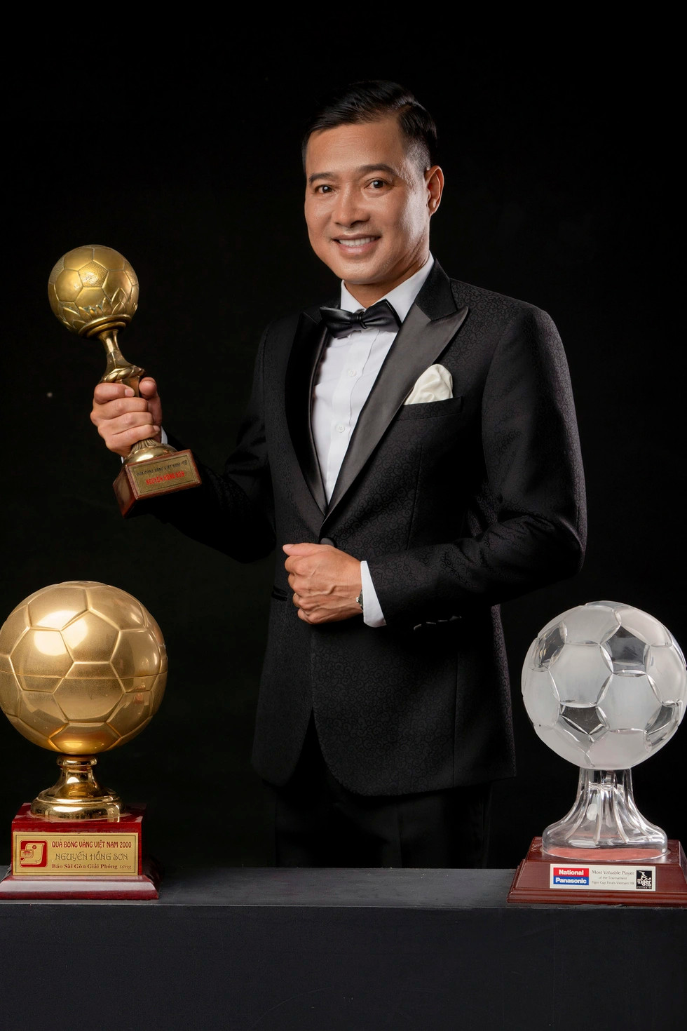 Ở đấu trường quốc tế, cựu danh thủ Hồng Sơn về Nhì Cuộc thi Biểu diễn Kĩ thuật Thế giới 2001, nơi có sự góp mặt của loạt siêu sao David Beckham, Dwight Yorke, Rivaldo, Roberto Carlos, Juan Veron, Rui Costa, Marquez, Hazem Emam, Solano...