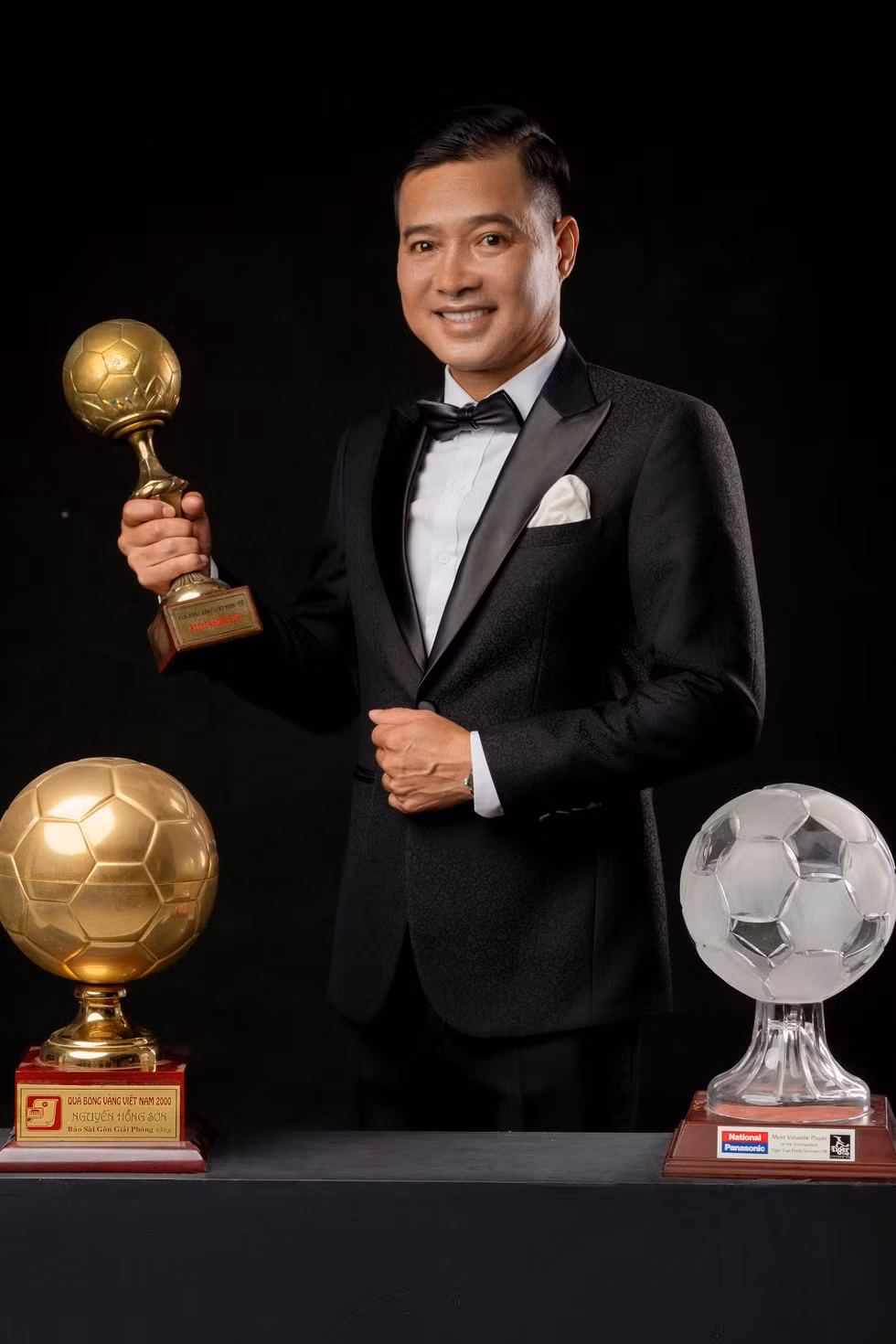 Ở đấu trường quốc tế, cựu danh thủ Hồng Sơn về Nhì Cuộc thi Biểu diễn Kĩ thuật Thế giới 2001, nơi có sự góp mặt của loạt siêu sao David Beckham, Dwight Yorke, Rivaldo, Roberto Carlos, Juan Veron, Rui Costa, Marquez, Hazem Emam, Solano...