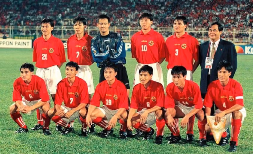 FIFA đăng tải kèm dòng trạng thái: "Nhân ngày 8/8, nhìn lại những khoảnh khắc không thể nào quên về huyền thoại Nguyễn Hồng Sơn. Trong phần lớn sự nghiệp, chàng tiền vệ tài hoa của Đội tuyển Việt Nam và Thể Công gắn liền cùng chiếc áo số 8. Với các bạn, đâu là kí ức đáng nhớ nhất về 'Sơn công chúa'?". (Hồng Sơn hàng dưới số 8)