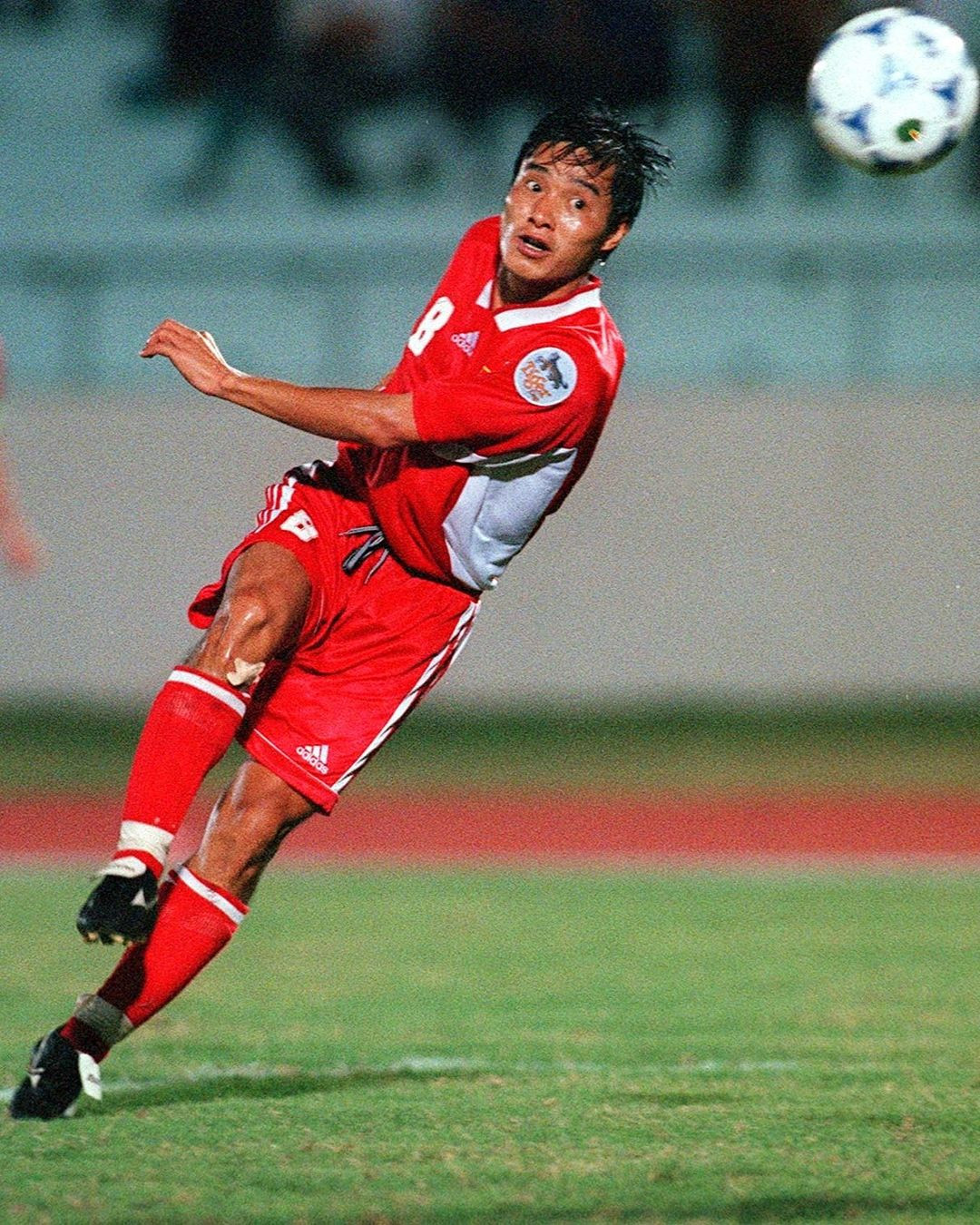 Danh thủ Nguyễn Hồng Sơn đã gắn liền với một lứa cầu thủ được coi là "thế hệ vàng" của bóng đá Việt Nam trong những năm 1990, một tiền vệ tài hoa với phẩm chất kỹ thuật vô cùng xuất sắc.