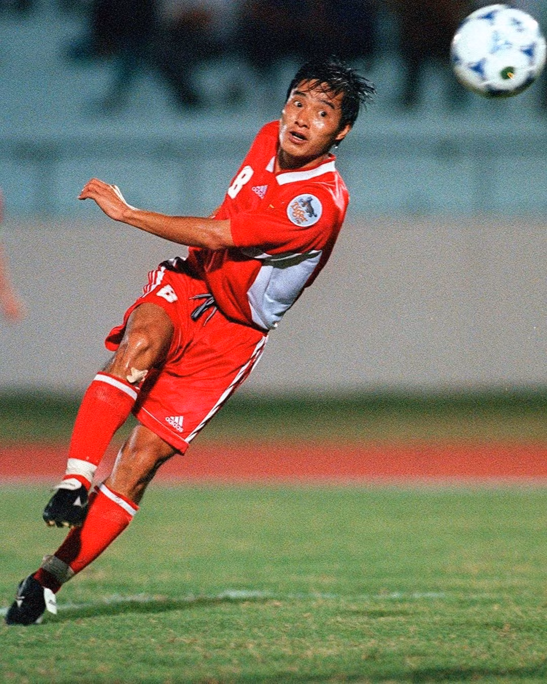 Danh thủ Nguyễn Hồng Sơn đã gắn liền với một lứa cầu thủ được coi là "thế hệ vàng" của bóng đá Việt Nam trong những năm 1990, một tiền vệ tài hoa với phẩm chất kỹ thuật vô cùng xuất sắc.