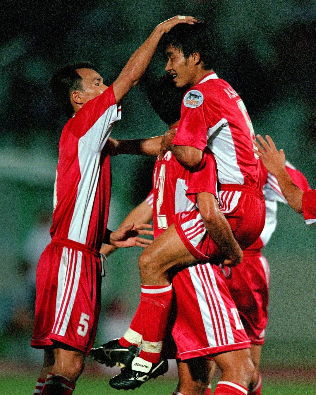 Phía dưới phần bình luận, FIFA cũng đề cập đến loạt thành tích "khủng" của cựu danh thủ Hồng Sơn. Cụ thể, trong màu áo ĐTQG, anh từng đoạt HCB Tiger Cup (nay là AFF Cup) 1998; HCB SEA Games (1995, 1999).