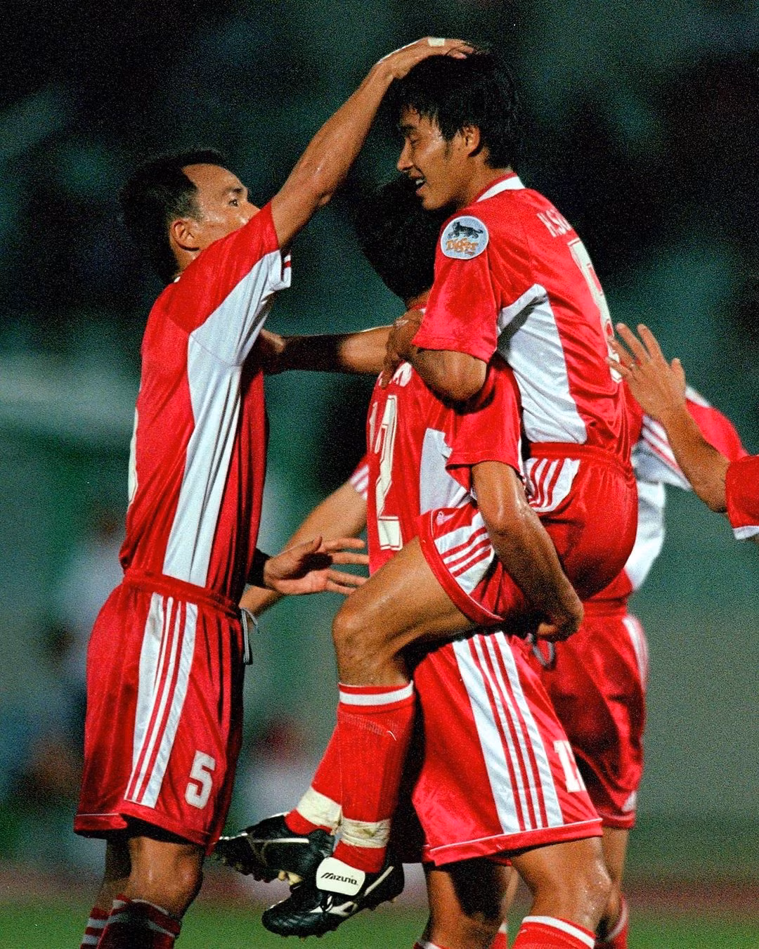 Phía dưới phần bình luận, FIFA cũng đề cập đến loạt thành tích "khủng" của cựu danh thủ Hồng Sơn. Cụ thể, trong màu áo ĐTQG, anh từng đoạt HCB Tiger Cup (nay là AFF Cup) 1998; HCB SEA Games (1995, 1999).