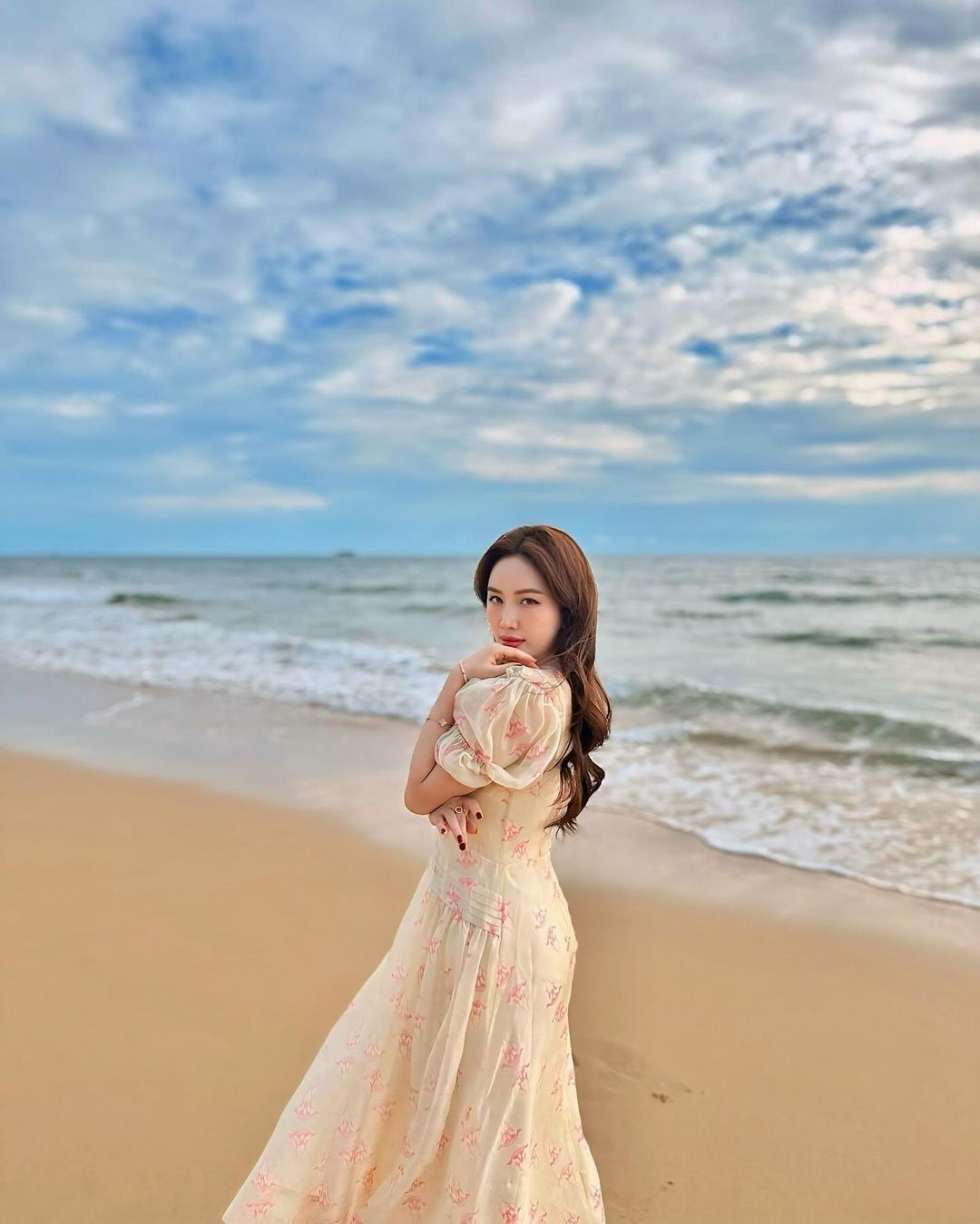 Cũng chính bởi gia đình có nền tảng kinh tế vững chắc nên cuộc sống của "công chúa bong bóng" khá thoải mái, cô nàng thường khoe những bức ảnh du lịch sang chảnh trên trang cá nhân.