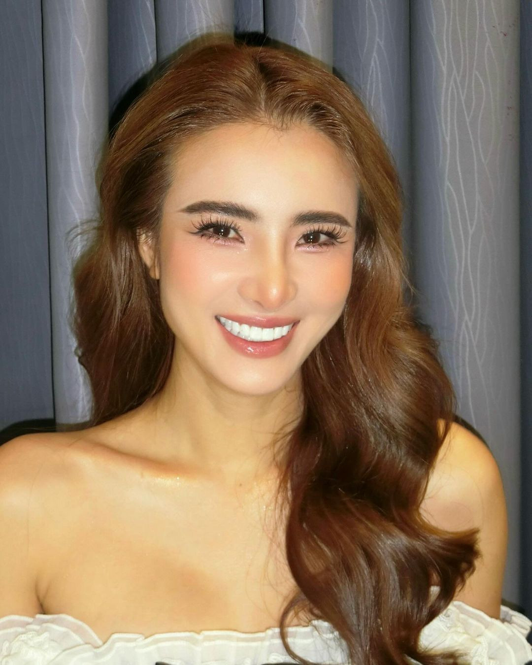 Em gái Công Vinh sinh năm 1989, cao 1m66 có số đo ba vòng 85-58-92 cm. Nữ sinh Thanh lịch Đại học Văn hóa mở rộng (Miss HUC Open 2011). (Ảnh: IGNV)