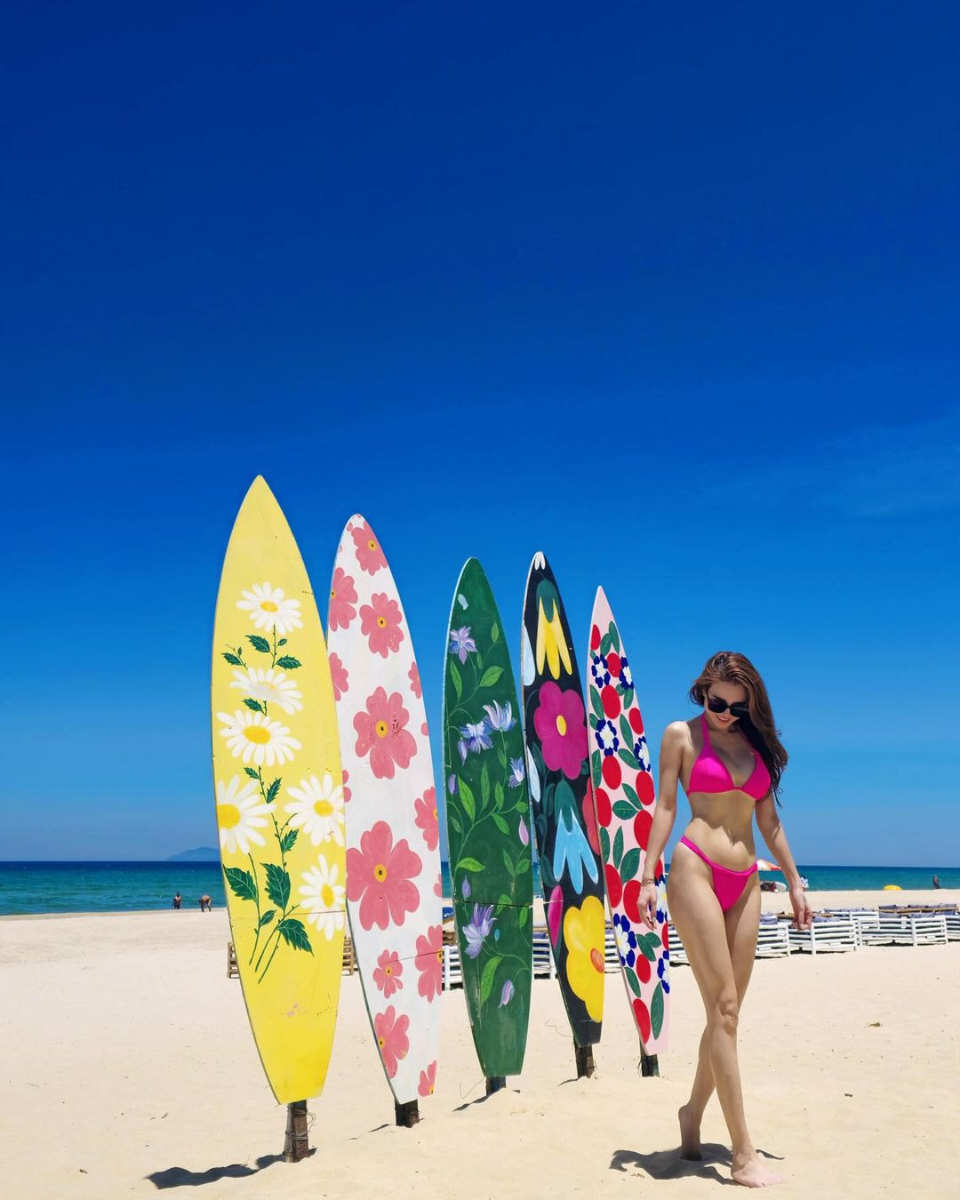 Cách đây vài hôm, cô nàng cũng vừa đăng tải loạt ảnh diện bikini đi dạo trên bãi biển "cháy hơn nắng hè"