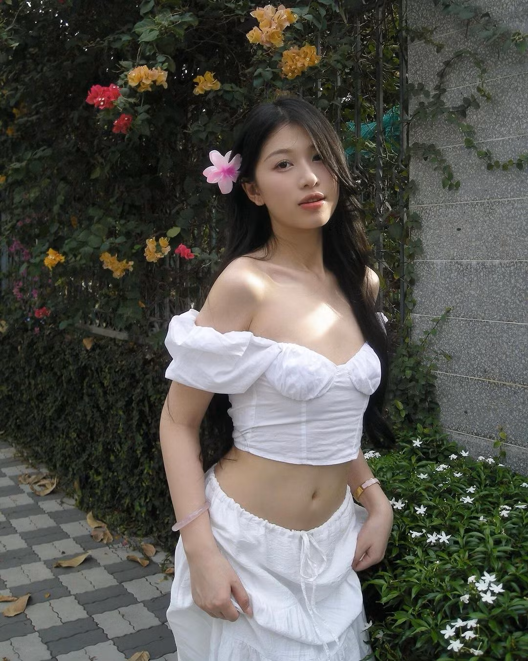 Trên trang cá nhân, nàng hot girl xứ Nghệ thường xuyên cập nhật những hình ảnh cuộc sống cá nhân, các chuyến du lịch đến nhiều địa điểm khác nhau. (Ảnh: FBNV)