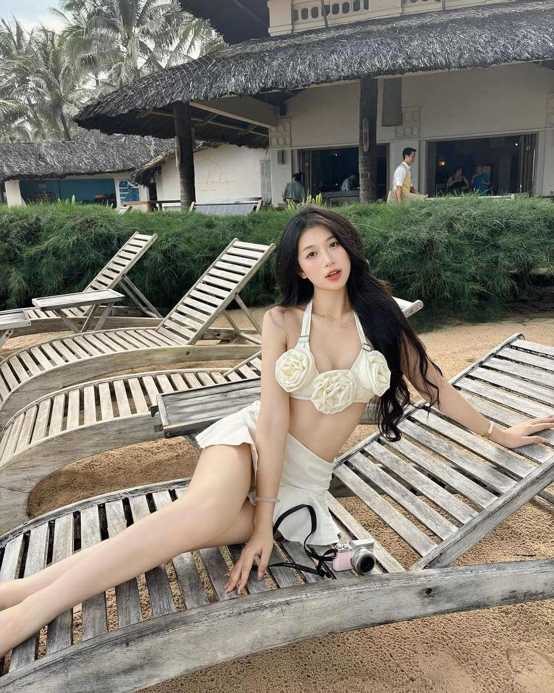 Có lẽ vì theo học chuyên ngành thời trang nên Hạnh Nguyên cũng rất có gu trong phong cách ăn mặc, những thiết kế bikini cô nàng diện cũng vô cùng độc đáo, tôn dáng.