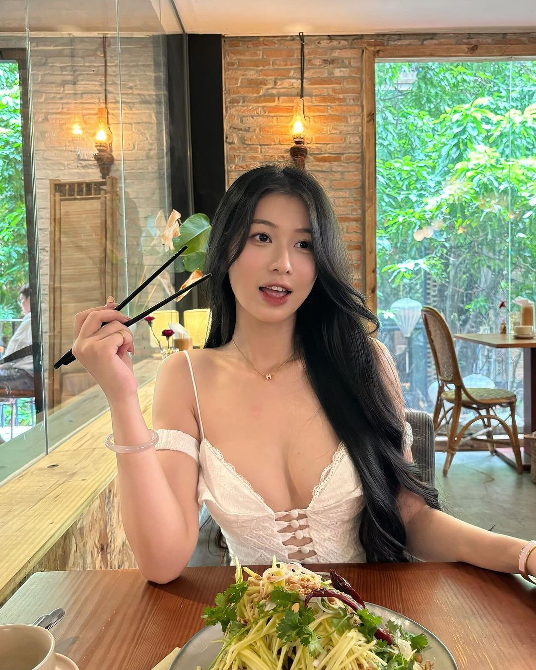 Nhờ lợi thế ngoại hình, Hạnh Nguyên hiện tại cũng làm mẫu cho một số nhãn hàng thời trang.