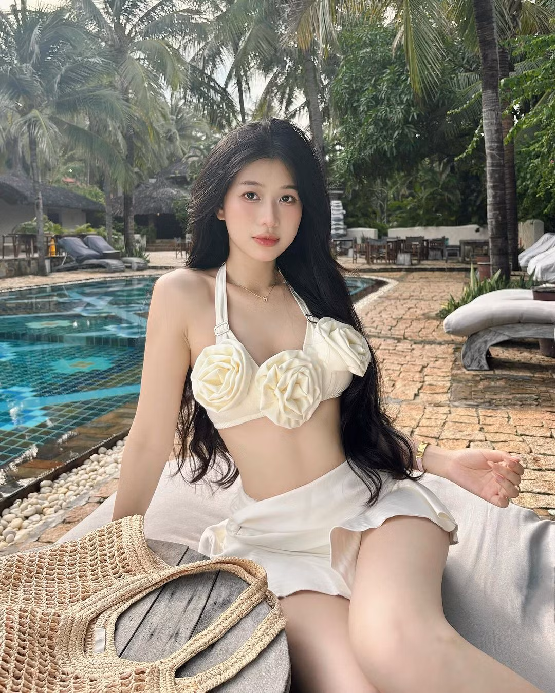 So với thời điểm mới nổi tiếng, Hạnh Nguyên hiện tại có gu ăn mặc phóng khoáng hơn, cô nàng không ngại chia sẻ những bức ảnh diện bikini lên trang cá nhân.