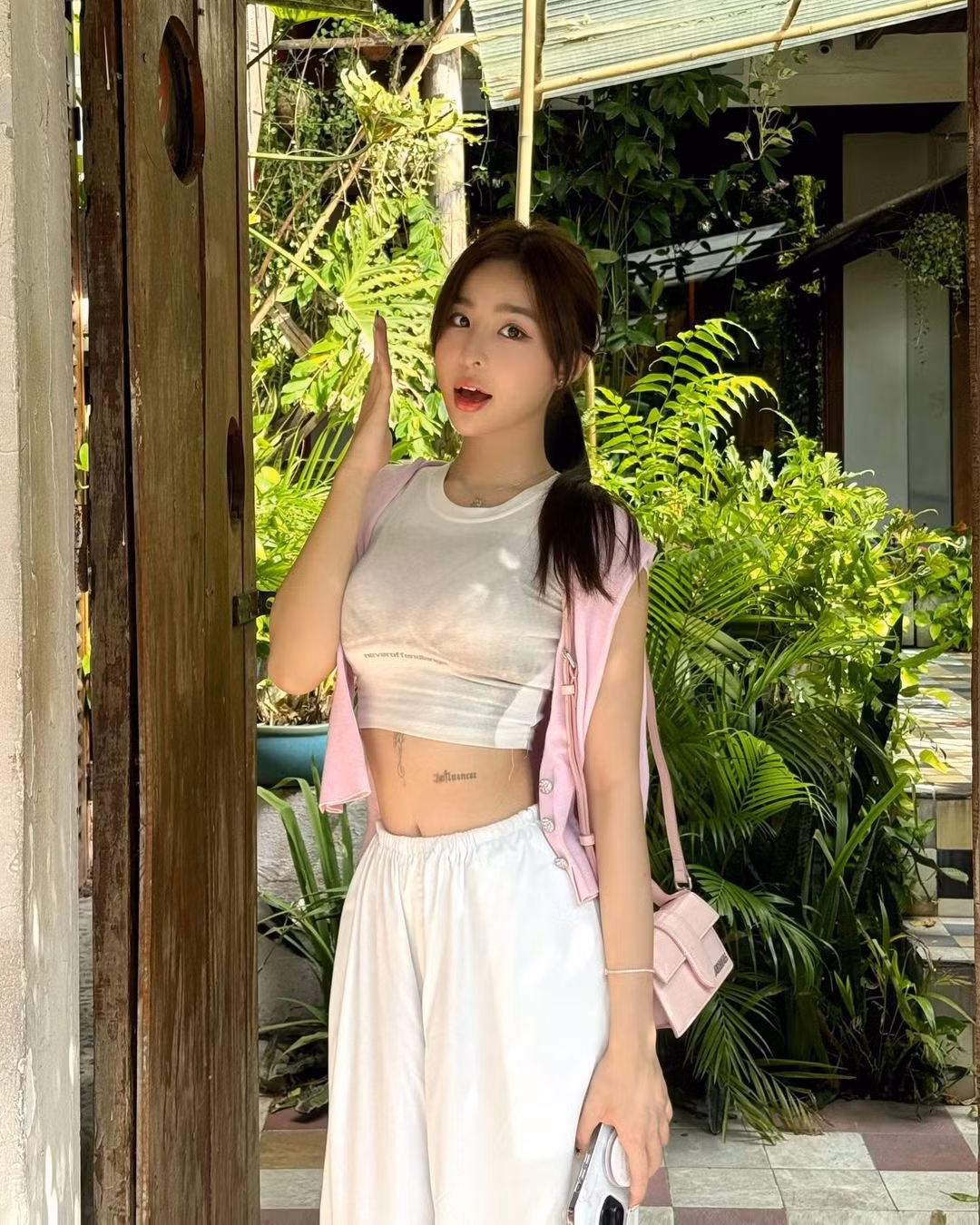 Cô nàng trước đây từng có mối tình chóng vánh với nam rapper B ray.